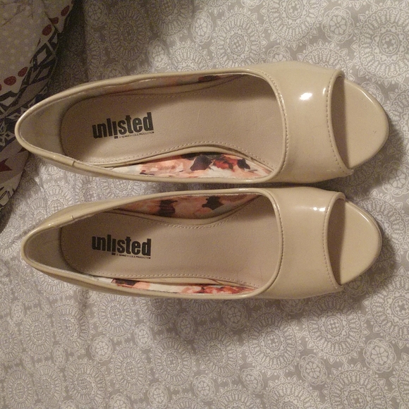 Nude Patent Peep-Toe Pumps Sz 7½ - Picture 3 of 8